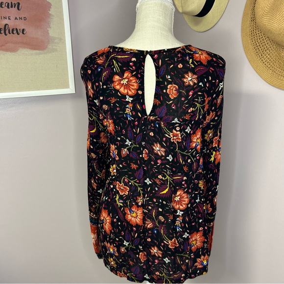 Old Navy medium long sleeved beautiful blouse. Has a keyhole opening in the back - Picture 6 of 10